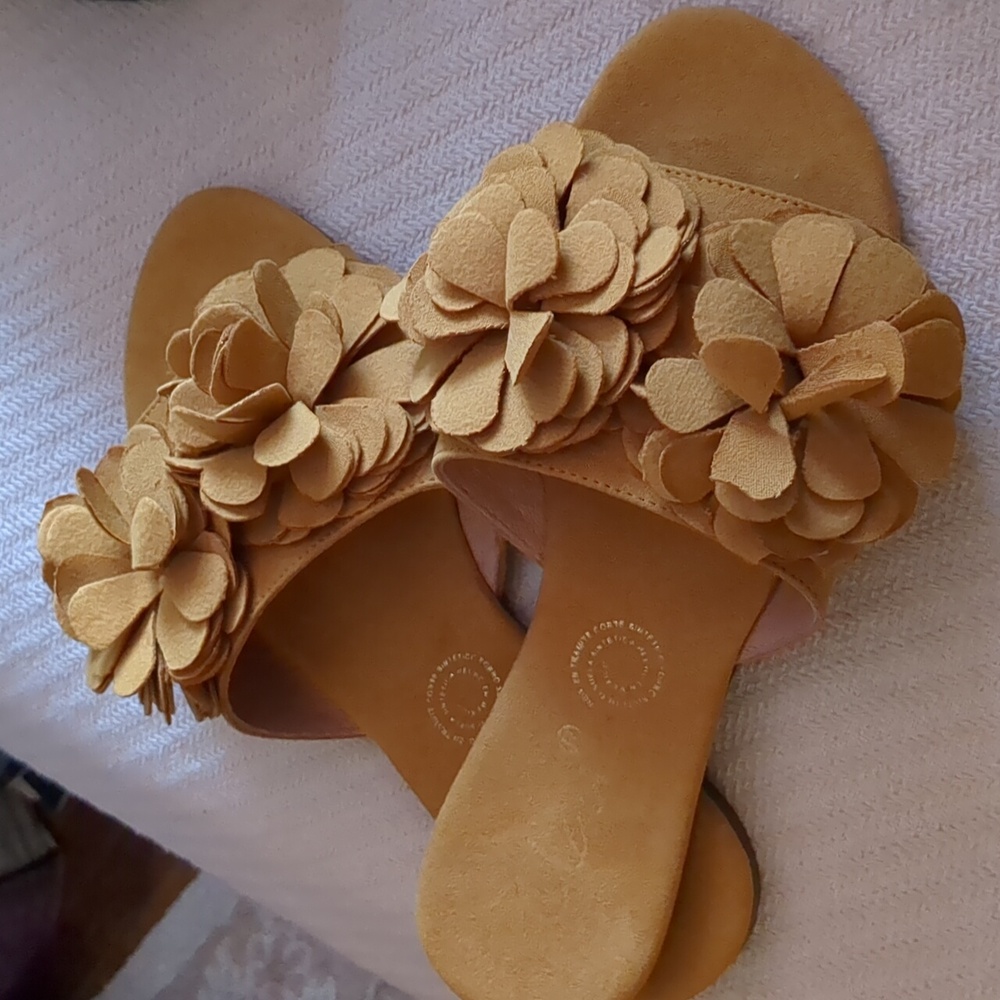Clau Flowered Mustard Sandals